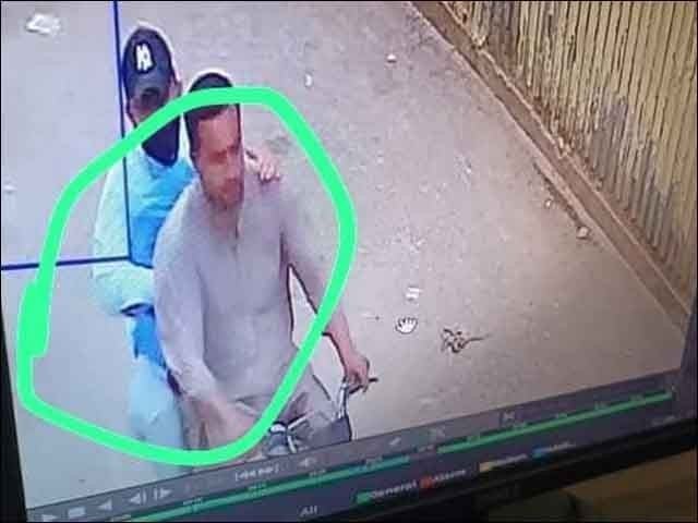 Karachi; The picture of the alleged robbers who killed 2 people, looted 1.35 crores has come out The faces of the accused are very clear and recognizable in the CCTV images
