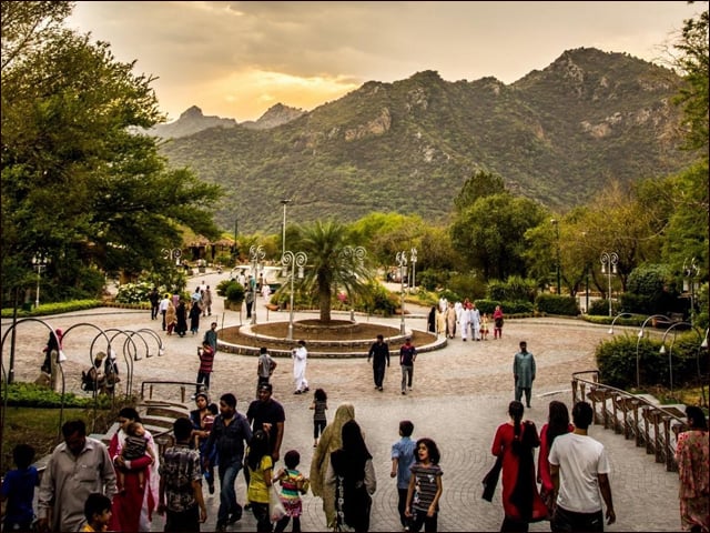 Islamabad: The decision to close the Daman mountain due to the arrival of more people than the capacity