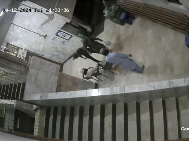 After the shops and houses, the robbers did not even spare the mosque The bandit entered the mosque and deprived 3 people including the muezzin and the servant of their cash and mobile phones at gunpoint.