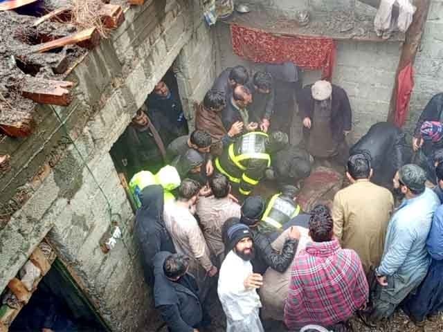 Lower Dir: 4 people were buried under the debris due to the collapse of the roof, 2 bodies were recovered The process of evacuating more people buried under the debris of the roof due to the debris falling on the house is going on