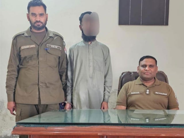 Lahore; The accused who attempted to rape a 5-year-old child was arrested Police arrested the accused with the help of modern technology - Photo: Express News