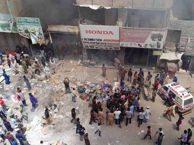 Karachi; Gas cylinder explosion in generator market, two people died Photo: Express News