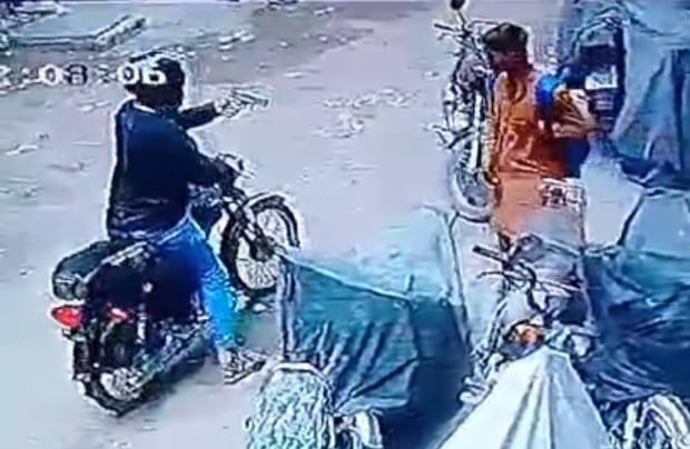 An armed robber escaped after snatching Rs 50 lakh from a youth in Jodia Bazar