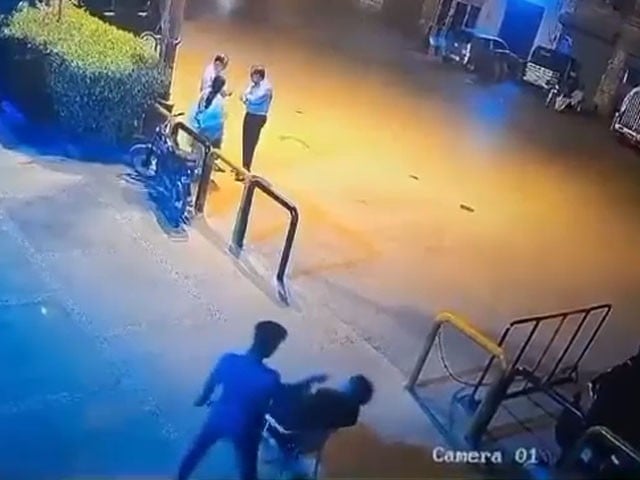 In Kharadar, the guard was hit on the head with a hammer and the pistol was snatched away, the video went viral Photo: Video Grab