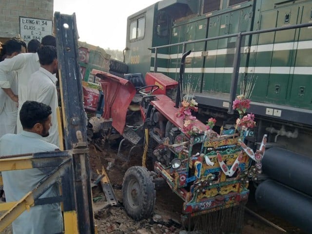 Awam Express from Karachi to Peshawar was the victim of an accident The affected track could not be restored yet: Photo: Express News