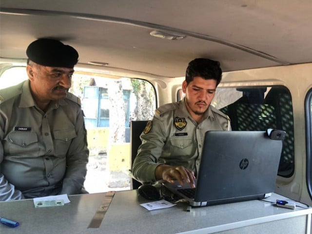 Facilitation of driving license for citizens in Islamabad at these doorsteps 3 vehicles equipped with modern facilities are engaged in issuing licenses - Photo: Islamabad Police