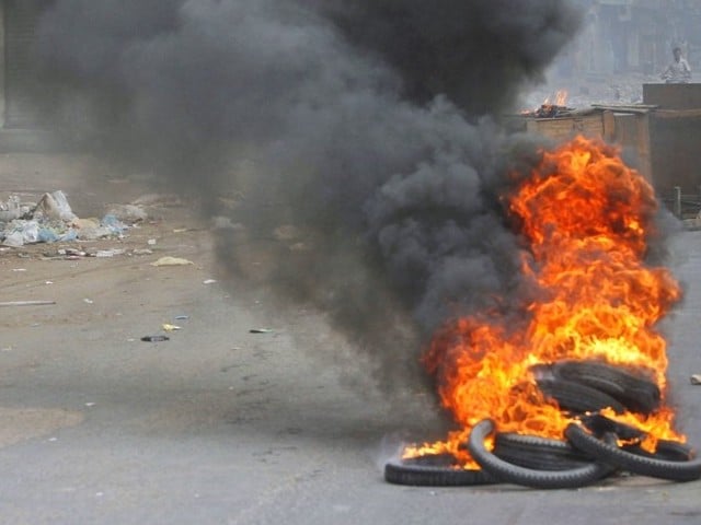 Citizens protest against loadshedding in Karachi, tires set on fire, traffic suspended