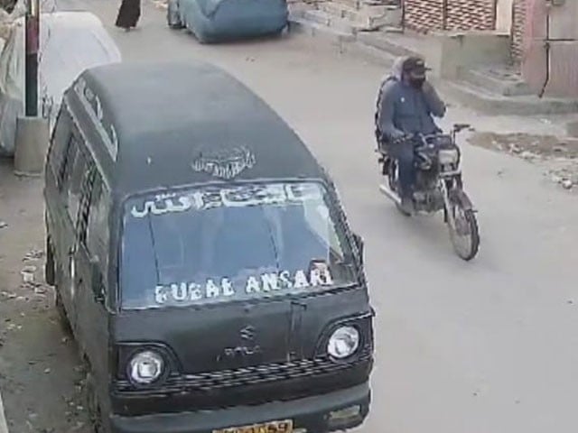 Husband and wife arrested for robbing women in Karachi 76 bags, weapons, 4 mobile phones and ATM cards were recovered from the women