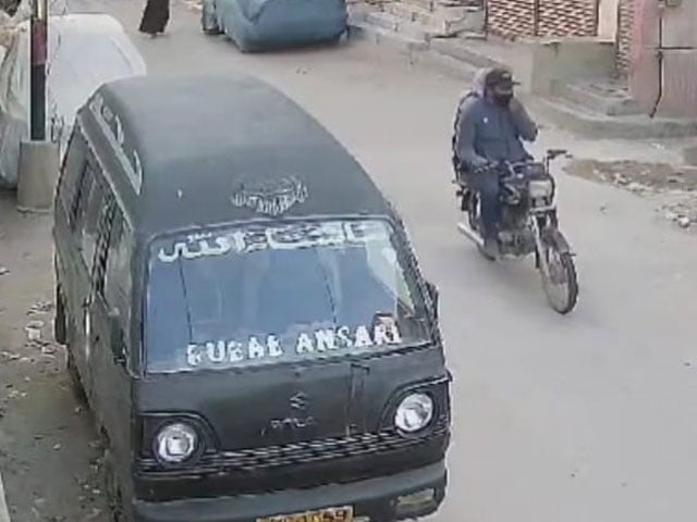 Husband and wife arrested for robbing women in Karachi