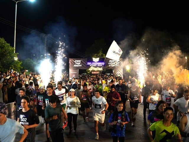 Organizing the first 'Islamabad Night Run' in the federal capital Participants of Islamabad Night Run participate in the race (Photo: Express News)