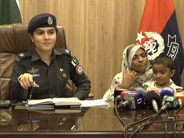 Karachi; Speechless girl recovered after 13 months, mother says SP Alina Rajpar held a press conference with the mother of the abducted girl—Photo: Express News