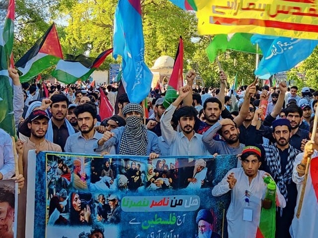 Peshawar: Jamiat workers tried to break the barriers and go to the American Embassy Photo: Social Media