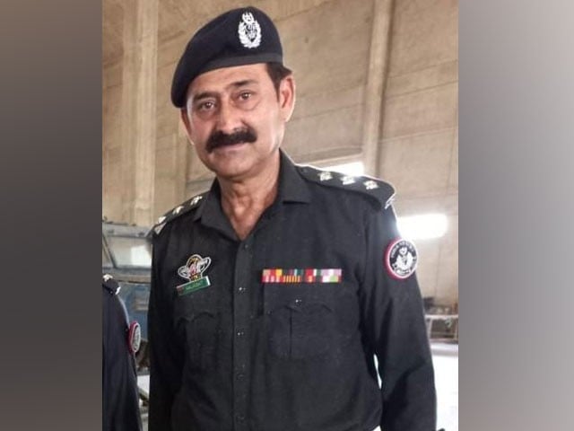 DSP Najabat Hussain caught selling stolen bikes (Photo: Express News)