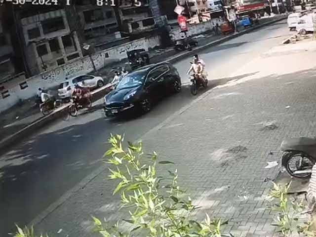 Karachi; Firing on the car of 8 accused, 2 out of 5 brothers died Photo: Screen grab