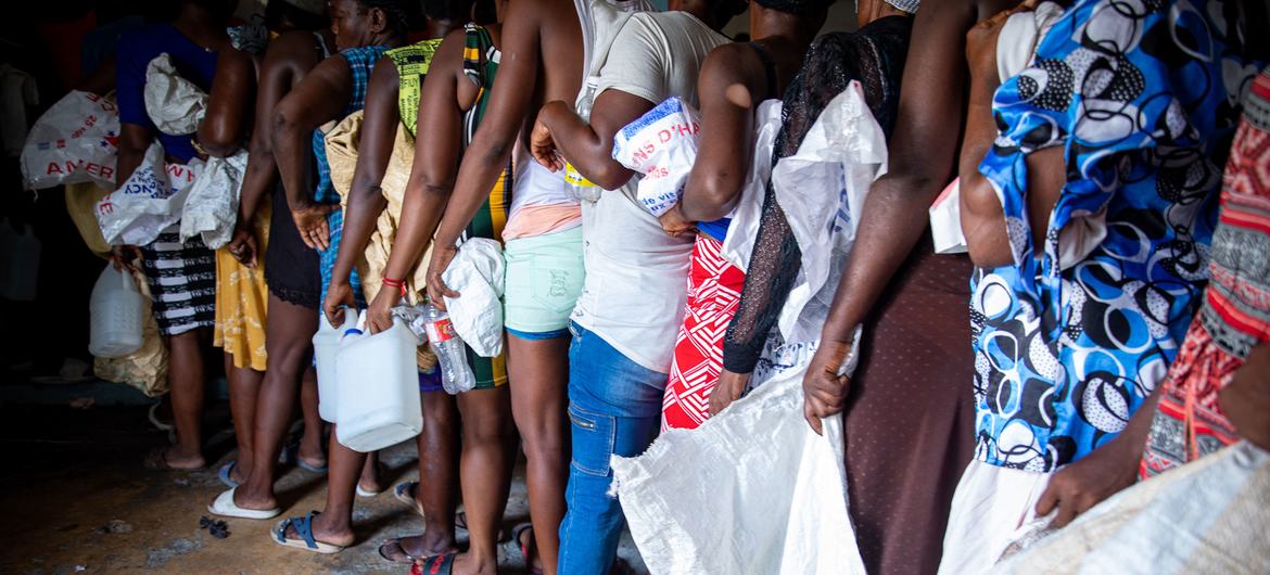 Residents of Cité Soleil in Haiti queue for UN relief items.