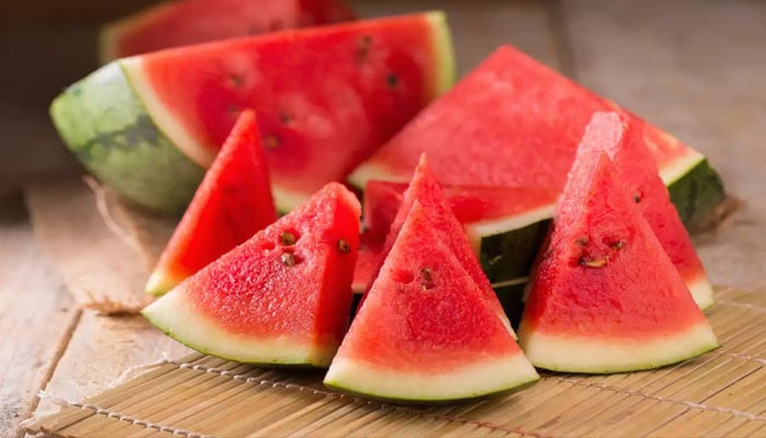 Health benefits of watermelon and ways to buy this fruit