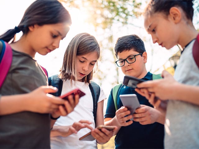 Uncovering the link between social media and smoking among children