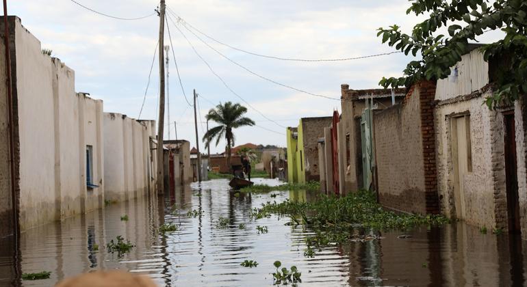 Unprecedented flooding displaces hundreds of thousands across east Africa