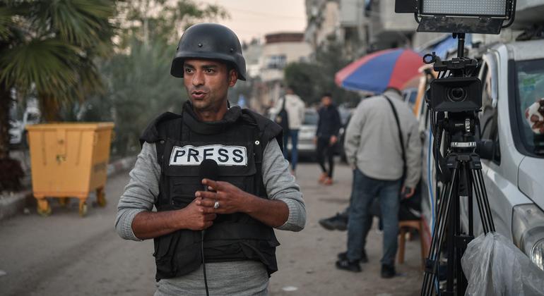 World News in Brief: Palestinian journalists win top press freedom prize, child migrant detention, Niger meningitis epidemic