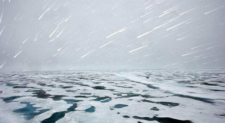 View of the Polar ice rim in 2009. (file)