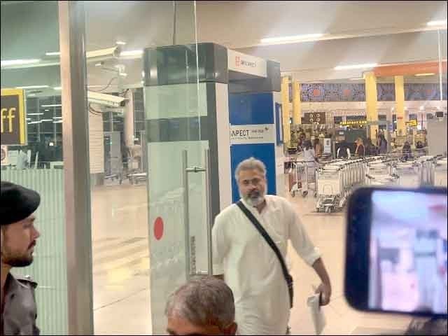 Imran Riaz was stopped from departing for Hajj at Islamabad Airport Imran Riaz was stopped at Islamabad Airport (Photo: Screen grab)