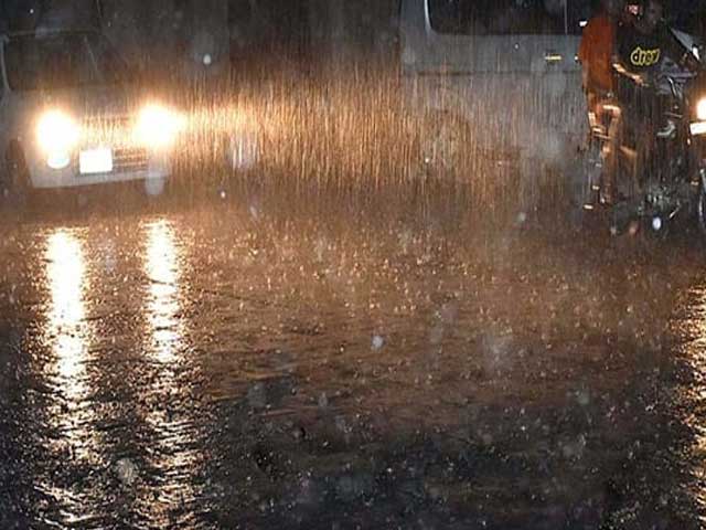 Rain with wind in Lahore, two citizens injured due to falling tree, 322 feeders trip