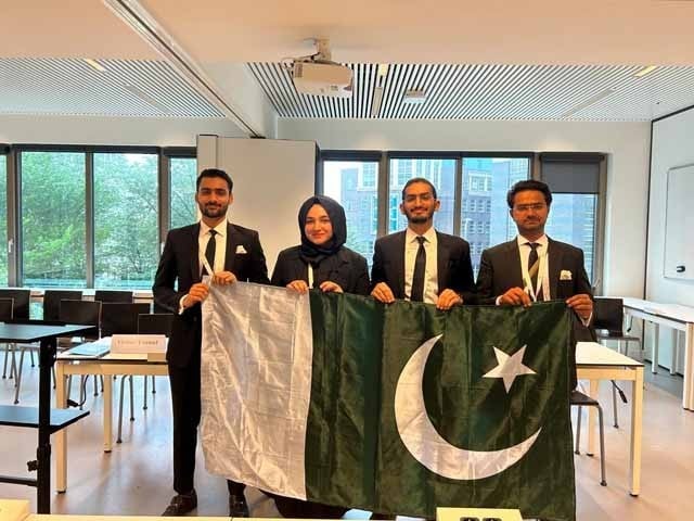 4 students from Karachi reached Holland to participate in International Criminal Court competitions Photo: Express News