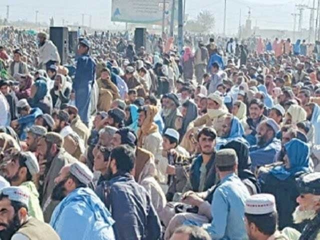 Chaman became a battleground, clashes between protestors and forces, many officials were injured