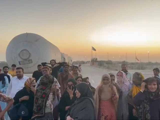 Strike of transporters in Balochistan, large number of pilgrims besieged for 2 days