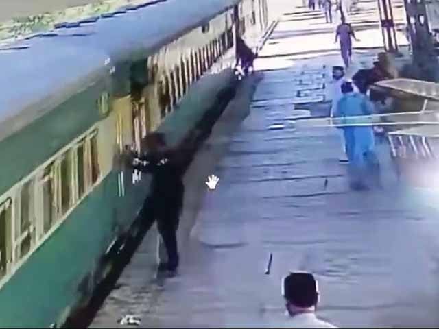 A passenger narrowly escaped an accident at Mianwali railway station Photo: Screen grab